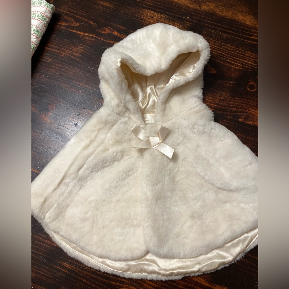Adorable babygap 2-3 year old holiday shawl with bow